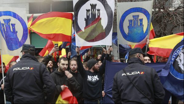 YouTube prohibe contenido de supremacistas, miles de canales serán eliminados